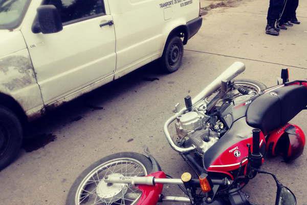 Motociclista lesionado al chocar con la puerta de una camioneta 