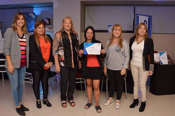 La Caacutemara Empresaria Hotelera entregoacute certificados por el Workshop HG