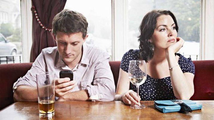 Revelan que el 55-en-porciento- de las parejas discute por el uso del celular