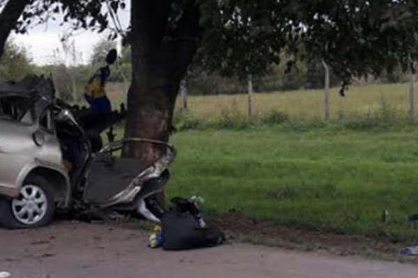 Cuatro muertos al chocar un auto contra un aacuterbol en Tucumaacuten