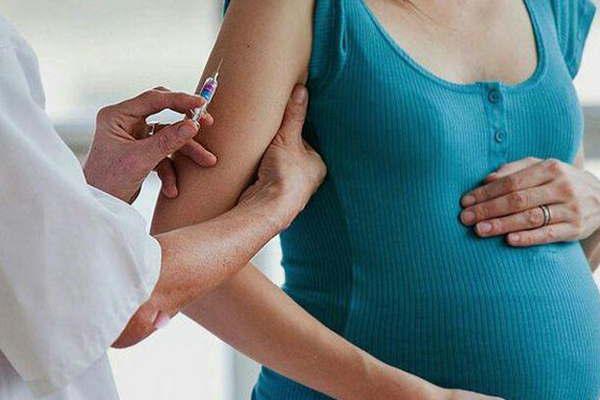Para las embarazadas- especialistas recomiendan vacunarse en cualquier momento durante la gestacioacuten