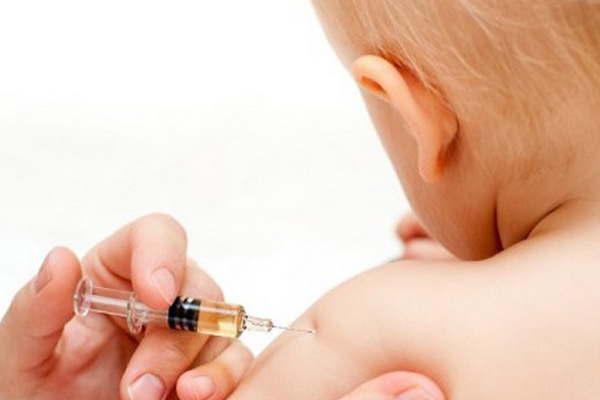 Pediatras instan a proteger a los nintildeos con  la vacunacioacuten antigripal antes del invierno
