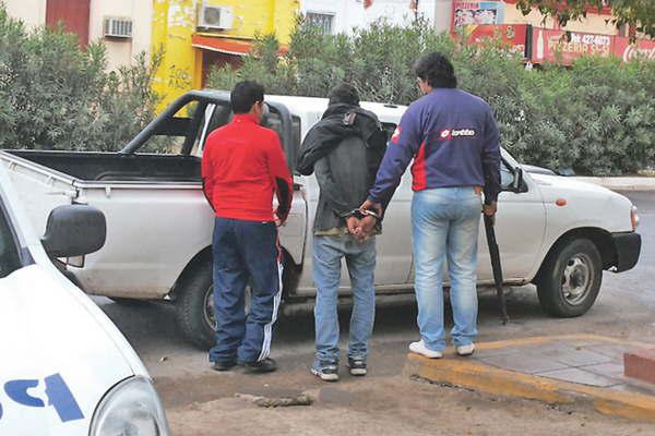 Atrapan a comerciante que estafaba ofreciendo moacutedulos habitacionales por maacutes de 200000 