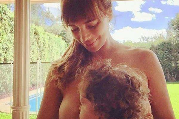 Capristo desnuda otra vez dando de mamar