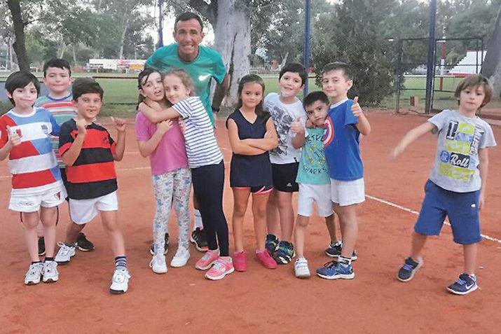 Mucha diversioacuten compantildeerismo y aprendizaje se experimenta en la escuela del Santiago Lawn Tennis Club