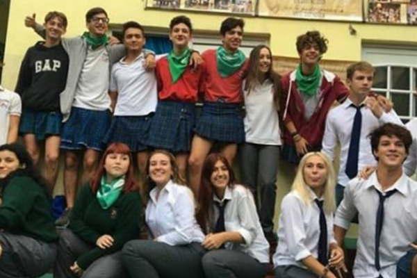 Varones con polleras la original protesta en un colegio contra el machismo