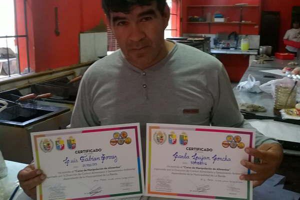 Bandentildeos recibieron certificados del curso de manipulacioacuten de alimentos