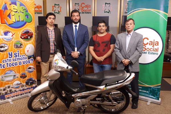 La Caja Social y Telekino premiaron  a un apostador con una motocicleta 