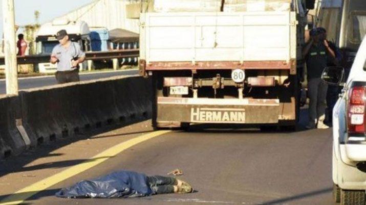 Habiacutea violado a una nena y mientras huiacutea murioacute atropellado por un camioacuten