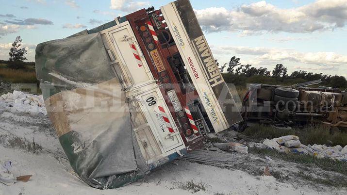 VIDEO  Terrible choque entre camiones que cargaban soja y harina