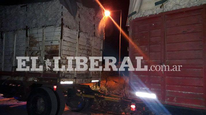 Camioacuten equivocoacute recorrido y arrasoacute con cables de varios servicios en Antildeatuya