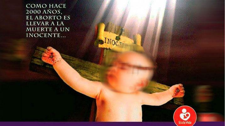 Insoacutelito- promocionan un evento en contra del aborto con un bebeacute crucificado