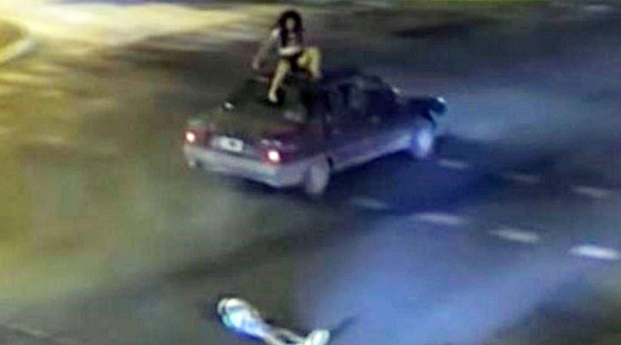 VIDEO  Chocoacute contra un auto y terminoacute sentada en el techo