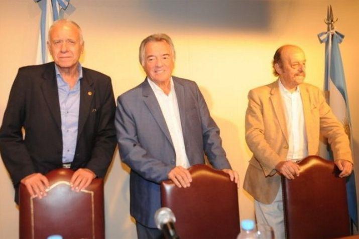 Luis Barrionuevo brindó una conferencia de prensa en donde también presentó a sus colaboradores- Julio B�rbaro y Carlos Campolongo