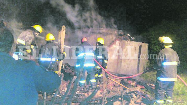 Acribillan a un joven y sus familiares incendian la casa de los agresores