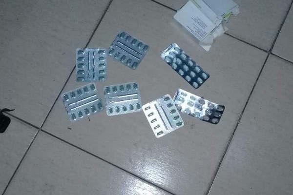 Un hombre vendiacutea pastillas  recetas y teniacutea el sello de un meacutedico