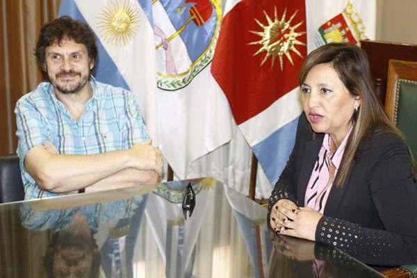 Felipe Pigna visitoacute a la intendente  de la ciudad Norma Fuentes