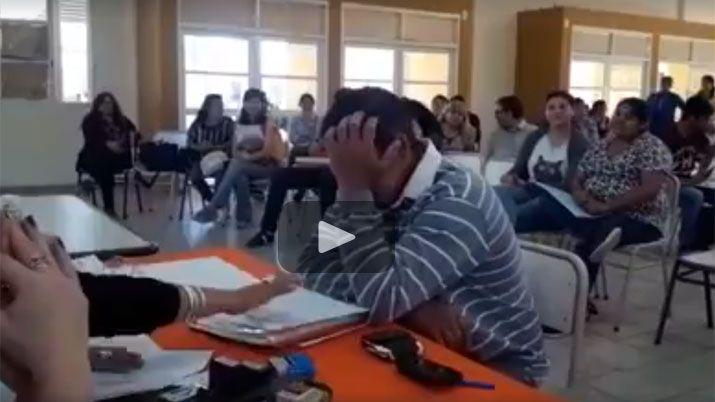 VIDEO  La emocioacuten de un maestro santiaguentildeo al acceder por primera vez a un cargo