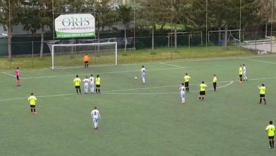 El conmovedor gesto en un partido de fuacutetbol infantil