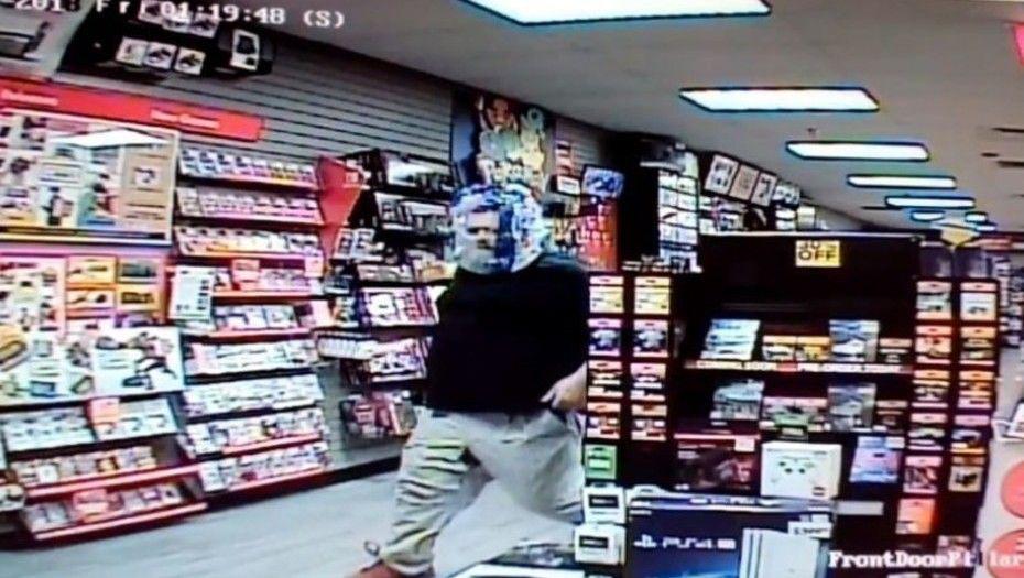 El insoacutelito robo del ladroacuten que se tapa la cara con una bolsa transparente