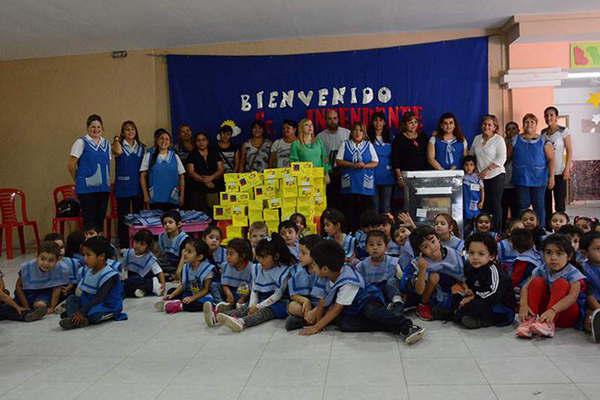 Maacutes de 130 chicos del jardiacuten Santa Rita recibieron donativos