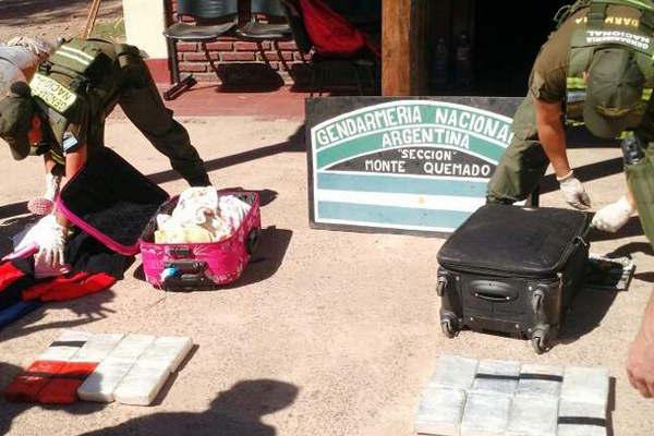 Detienen a una pareja y le secuestran maacutes de 16 kilogramos de cocaiacutena