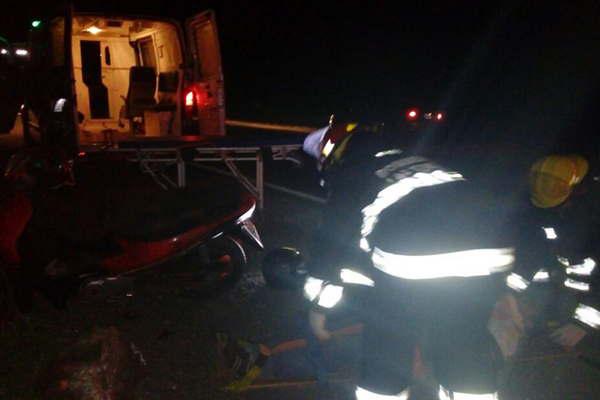 Una joven resultoacute fracturada al colisionar con una camioneta