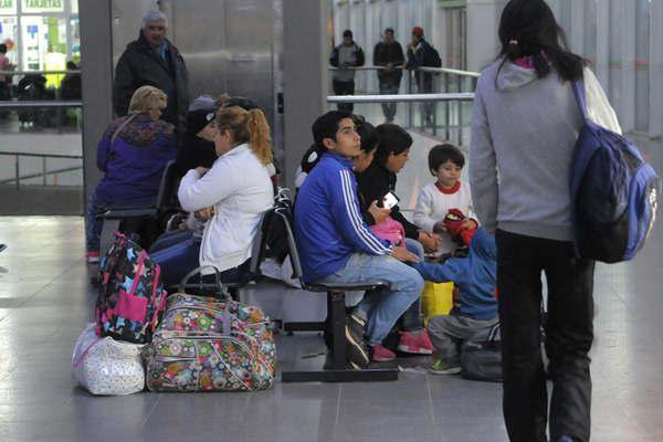 Mujer olvidoacute a sus dos hijos en la terminal