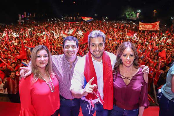Los paraguayos van a las urnas para elegir al sucesor de Cartes