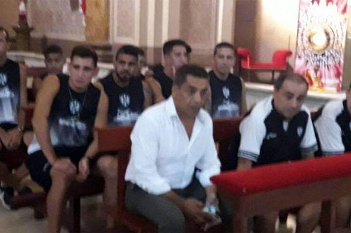 Las autoridades del Ferroviario y su plantel durante la santa misa en la Catedral Basílica