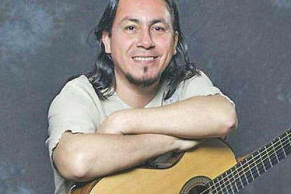 Claudio lleva su muacutesica por gran parte del paiacutes