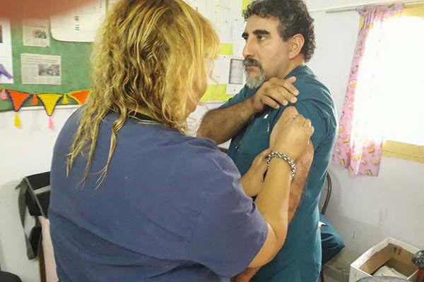 Salud desarrolla el plan de vacunacioacuten a los grupos de riesgo