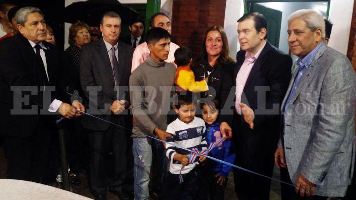 El gobernador Zamora inauguroacute el Polideportivo de Estacioacuten Simbolar