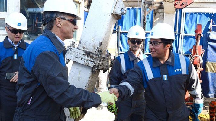 Mauricio Macri recorrió Vaca Muerta con el mameluco de YPF (Foto- Presidencia)