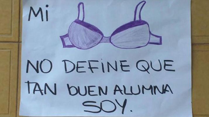 La sancionaron por ir a la escuela sin corpintildeo