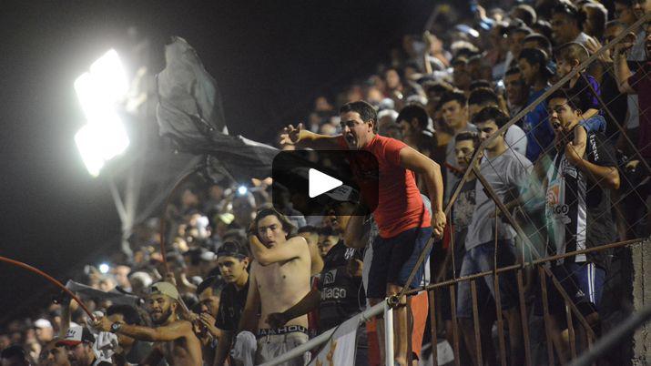 Mantildeana con la edicioacuten impresa poacutester gigante de Central Coacuterdoba