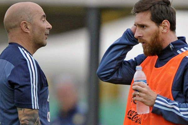 Sampaoli se reunioacute con Messi y Aguumlero en Barcelona