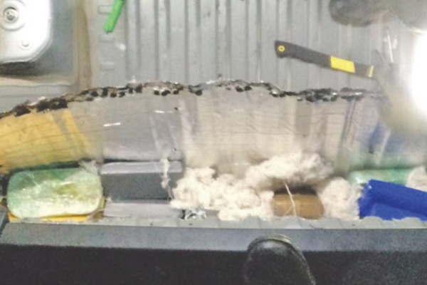 Gendarmeriacutea incautoacute 32 kilos de cocaiacutena en camioneta con doble fond