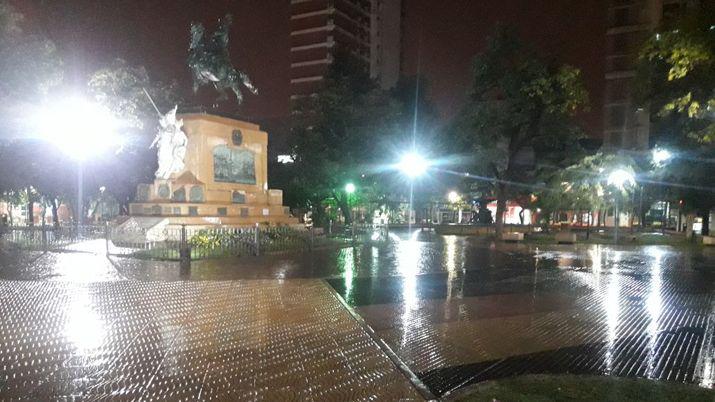 El martes arrancoacute con tormenta y se espera un diacutea con mucha humedad