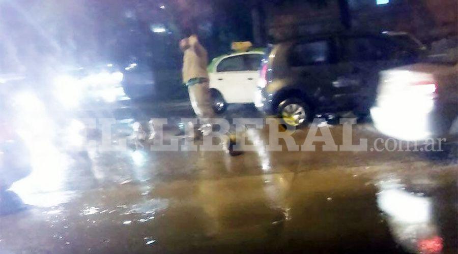 Accidente sobre calle Saacuteenz Pentildea solo dejoacute dantildeos materiales