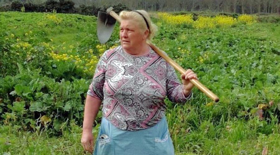 Se viraliza la foto de una agricultora gallega por su parecido a Donald Trump