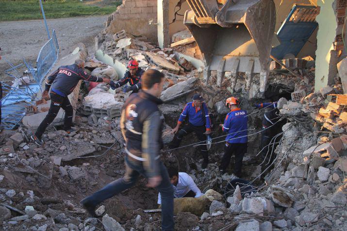 Hubo daños materiales Se vieron afectados varios edificios dijo el primer ministro turco Binali Yildirim  
