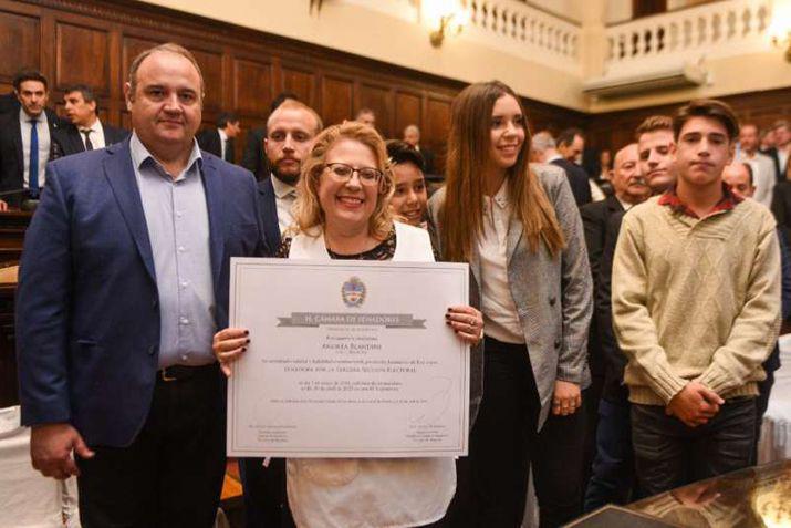 La senadora y sus familiares tras el juramento en la Legislatura Provincial de Mendoza