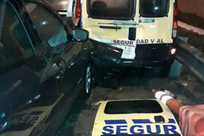 El protagonista del auto fue a chocar contra un patrullero y una moto para también herir a un policía que se hallaba parado a pocos metros del accidente