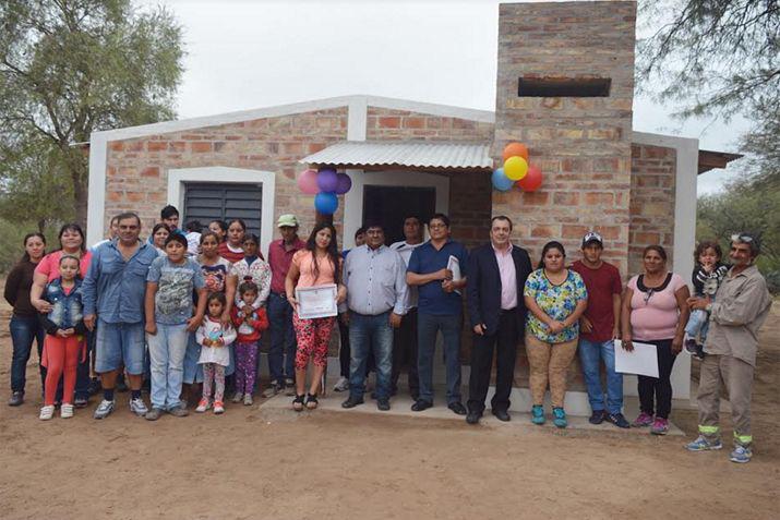 Autoridades de gobierno presidieron la entrega de las viviendas sociales