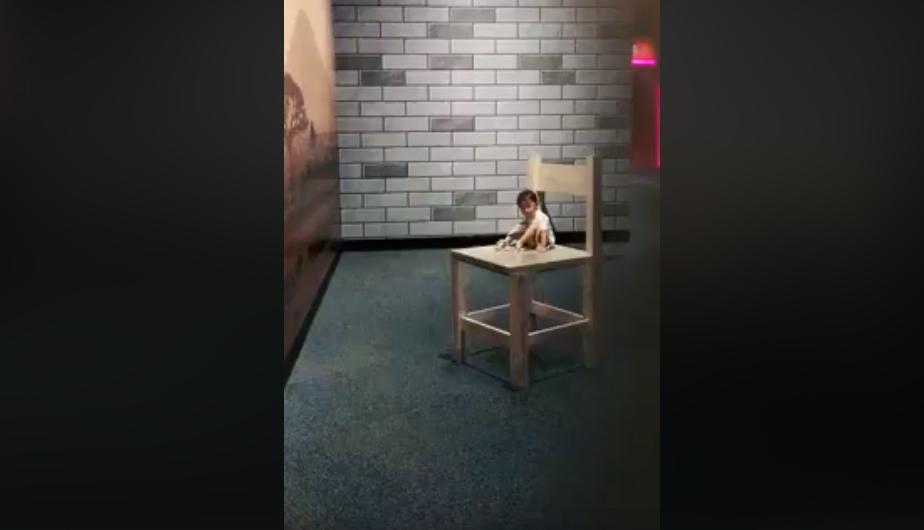 Una nintildea sentada en una silla sorprende a Facebook