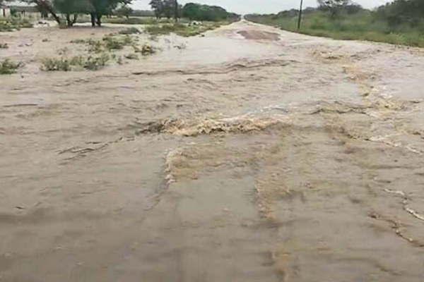 Asisten a las familias afectadas en Pozo del Toba tras fuerte tormen