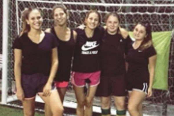 Barbie Veacutelez se prueba como futbolista por hobby 