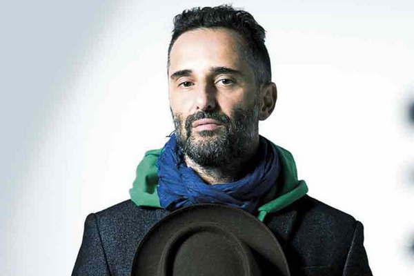Jorge Drexler le huye al piloto automaacutetico en el escenario  