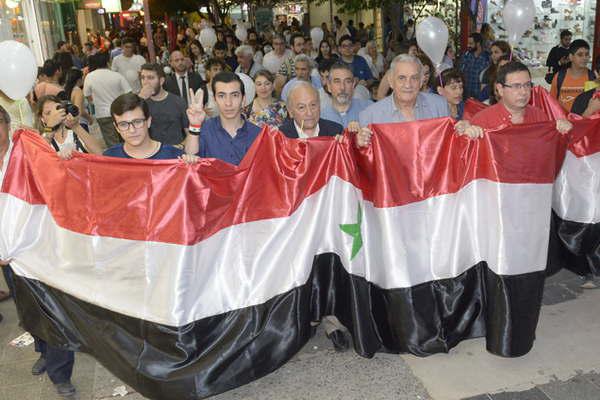 Santiaguentildeos marcharon  por el centro de la capital para pedir por la paz en Siria
